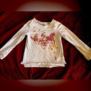 Oshkosh Girls Cream colored long sleeve running horses 🐎 shirt in size 6/6X!